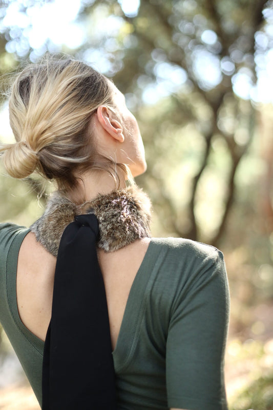 Cuello choker Natural lazo negro